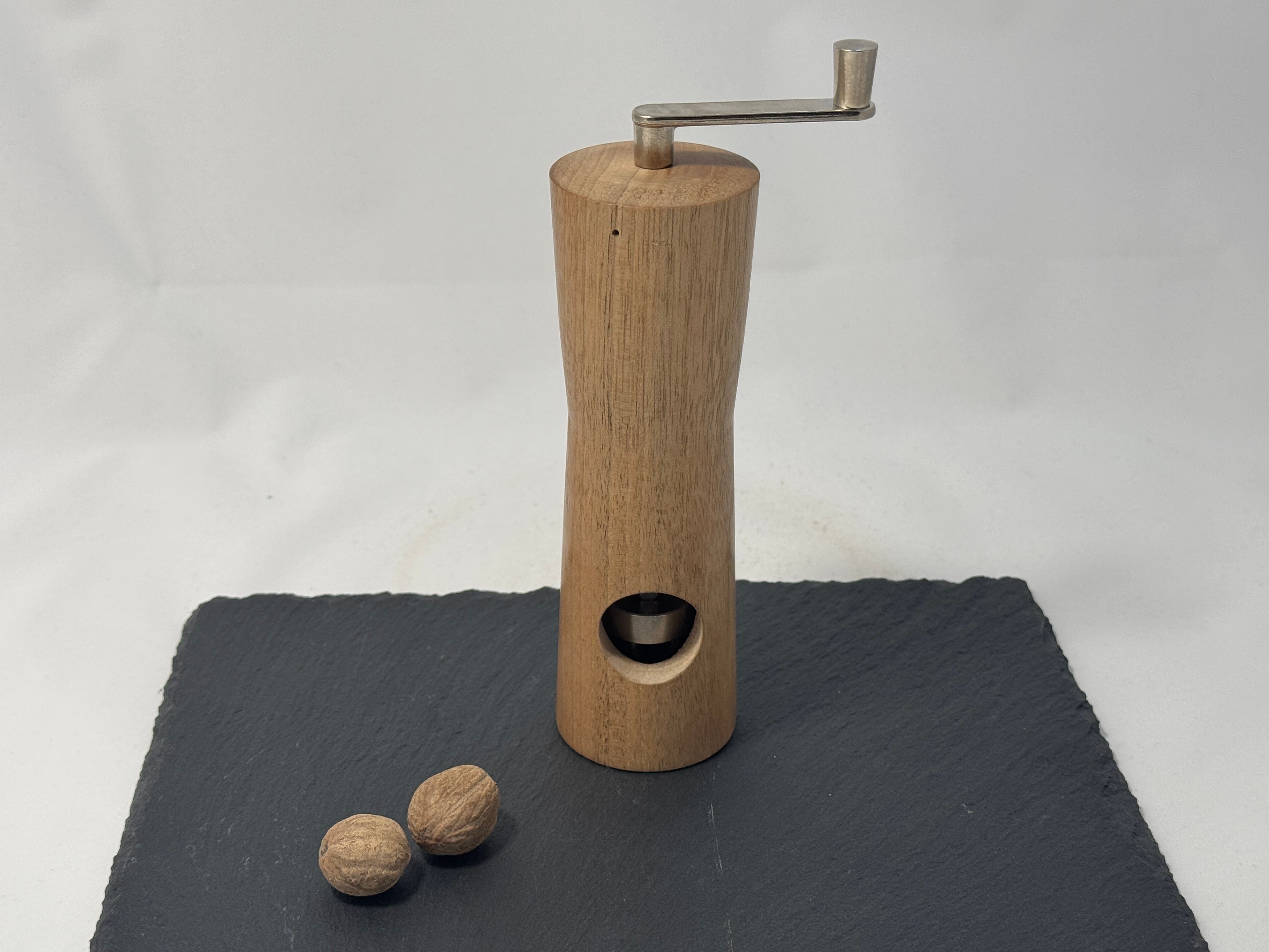 Muskatnussmühle aus Walnussholz