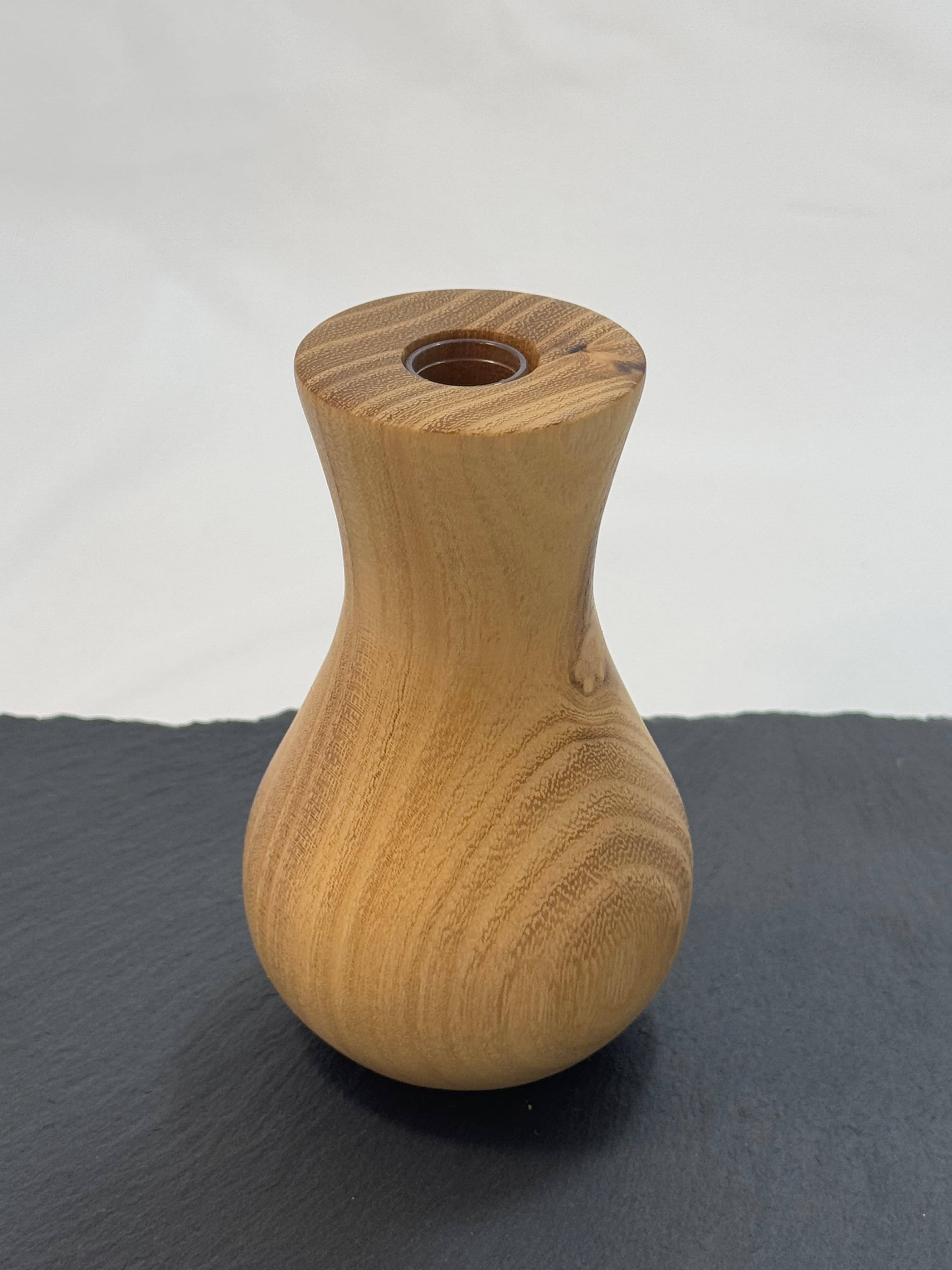 Vase aus Akazienholz