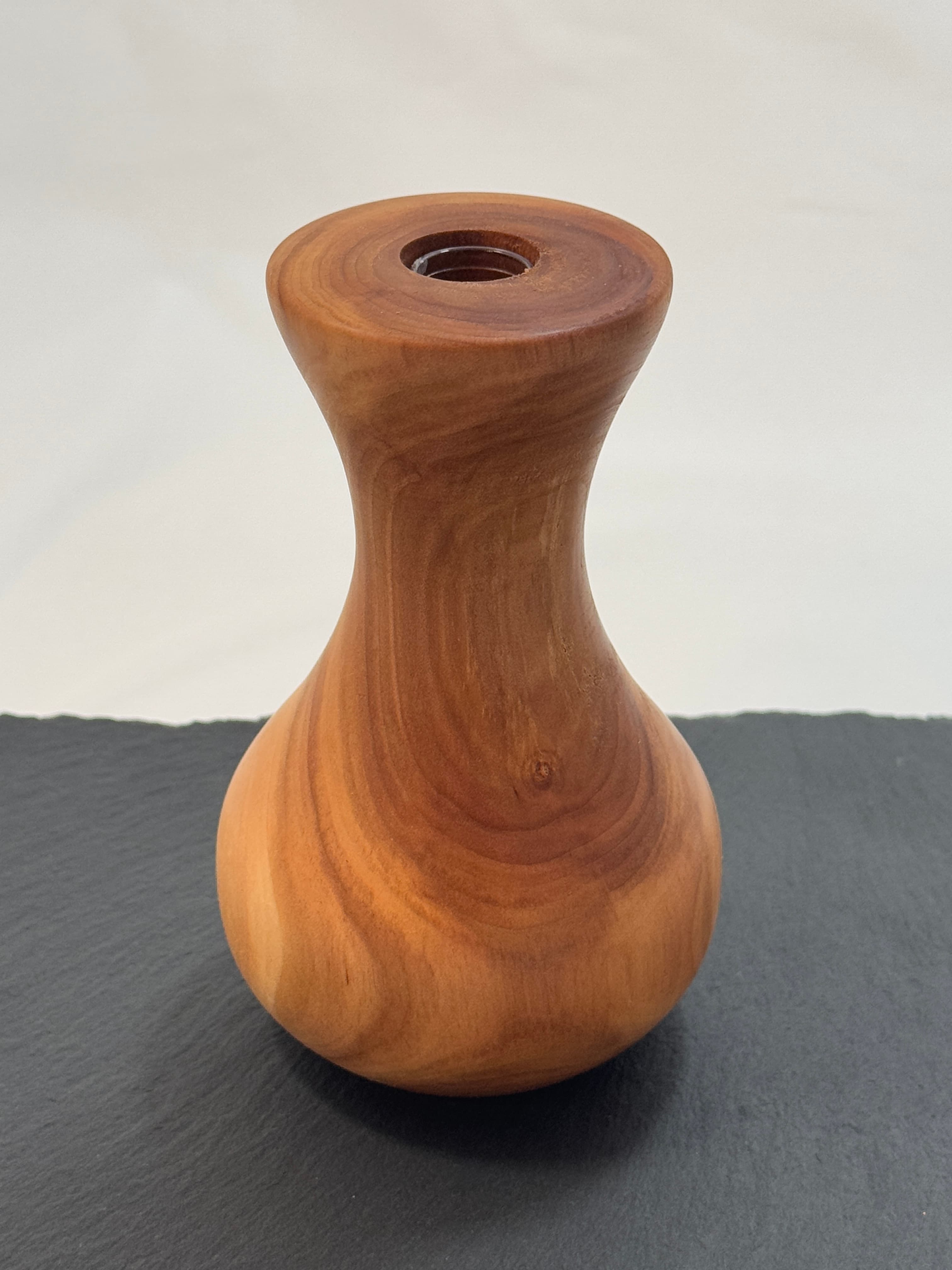Vase aus Pflaumenholz